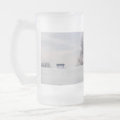 雪に覆われた丘の上のベンチ霜の付いたマグカップ フロストグラスビールジョッキ (左)