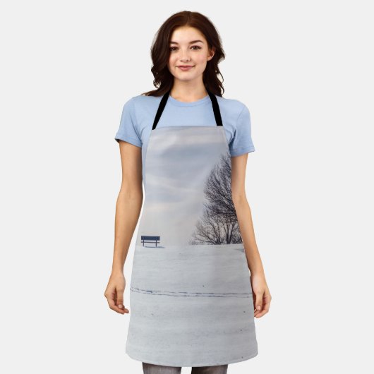 雪に覆われた丘の上のベンチ エプロン (着用した状態)