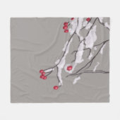 雪に覆われた冬の果実の枝 フリースブランケット (正面(横))