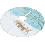 雪に覆われた冬の森の中で鹿を釣る ブラッシュドポリエステルツリースカート (アングル)