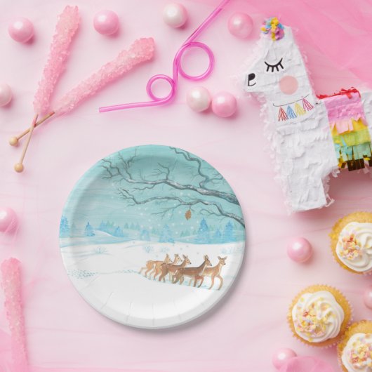 雪に覆われた冬の森の中で鹿を釣る ペーパープレート (パーティー)