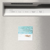 雪に覆われた冬の森の中で鹿を釣る マグネット (インサイチュ (食洗機))