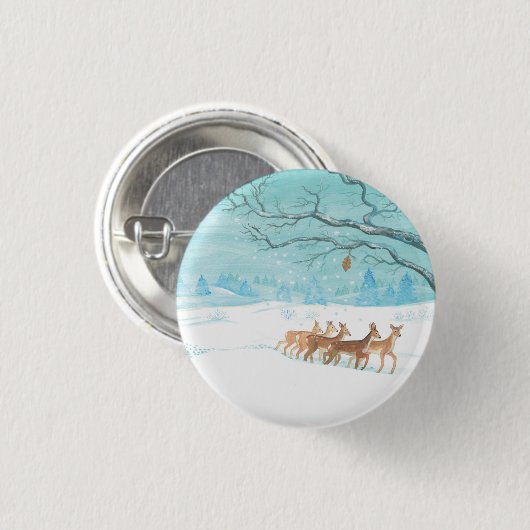 雪に覆われた冬の森の中で鹿を釣る 缶バッジ (正面&裏面)