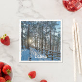 雪に覆われた冬の森を横切る木道 スタンダードカクテルナプキン (インサイチュ)