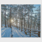 雪に覆われた冬の森を横切る木道 ラッピングペーパー (フラット)