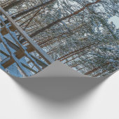 雪に覆われた冬の森を横切る木道 ラッピングペーパー (角)