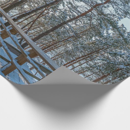 雪に覆われた冬の森を横切る木道 ラッピングペーパー (角)