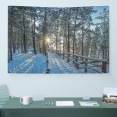 雪に覆われた冬の森を横切る木道 横断幕 (トレードショー)