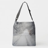 雪に覆われた冬の森を歩く クロスボディバッグ (裏面)