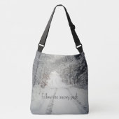 雪に覆われた冬の森を歩く クロスボディバッグ (正面)