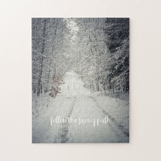 雪に覆われた冬の森を歩く ジグソーパズル (縦)