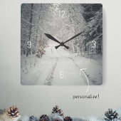 雪に覆われた冬の森を歩く スクエア壁時計