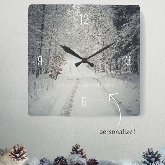 雪に覆われた冬の森を歩く スクエア壁時計