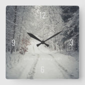 雪に覆われた冬の森を歩く スクエア壁時計 (正面)