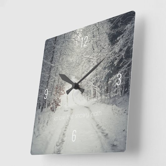 雪に覆われた冬の森を歩く スクエア壁時計 (傾斜)