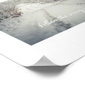 雪に覆われた冬の森を歩く ポスター (角)