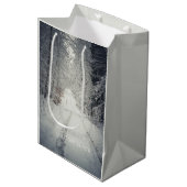 雪に覆われた冬の森を歩く ミディアムペーパーバッグ (正面アングル)