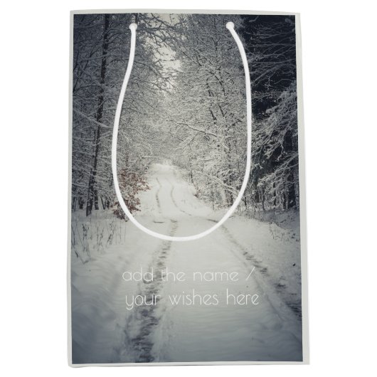 雪に覆われた冬の森を歩く ミディアムペーパーバッグ (正面)