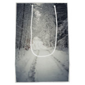 雪に覆われた冬の森を歩く ミディアムペーパーバッグ (裏面)