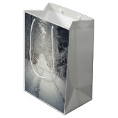 雪に覆われた冬の森を歩く ミディアムペーパーバッグ (裏面アングル)