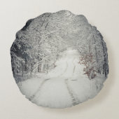 雪に覆われた冬の森を歩く ラウンドクッション (裏面)