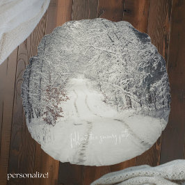 雪に覆われた冬の森を歩く ラウンドクッション