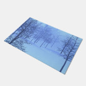 雪に覆われた冬の森 ドアマット (アングル)