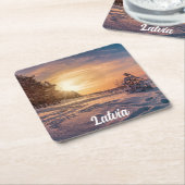 雪に覆われた冬の海岸の夕日 スクエアペーパーコースター (アングル)