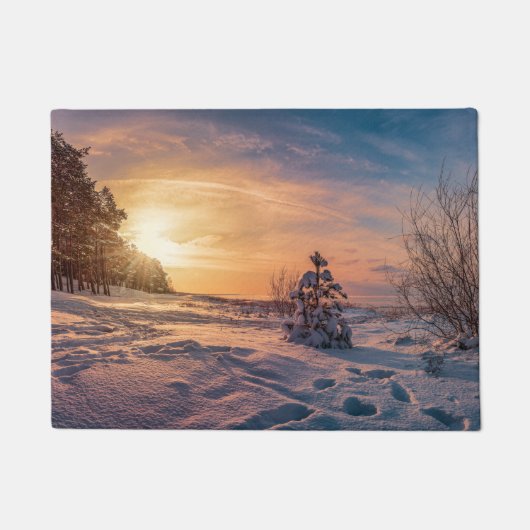 雪に覆われた冬の海岸の夕日 ドアマット (正面)