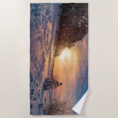 雪に覆われた冬の海岸の夕日 ビーチタオル (正面)