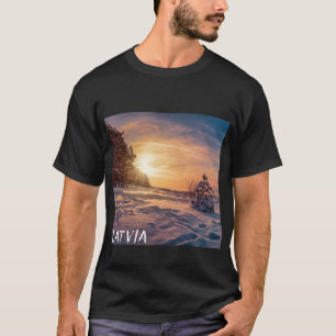 雪に覆われた冬の海岸の夕日 Tシャツ