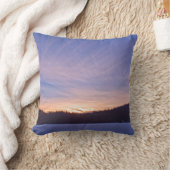 雪に覆われた冬の湖と木の上の夕日 クッション (ブランケット)