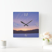 雪に覆われた冬の湖と木の上の夕日 スクエア壁時計 (ホーム)