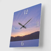 雪に覆われた冬の湖と木の上の夕日 スクエア壁時計 (傾斜)