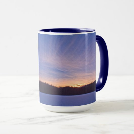 雪に覆われた冬の湖と木の上の夕日 マグカップ (正面右)