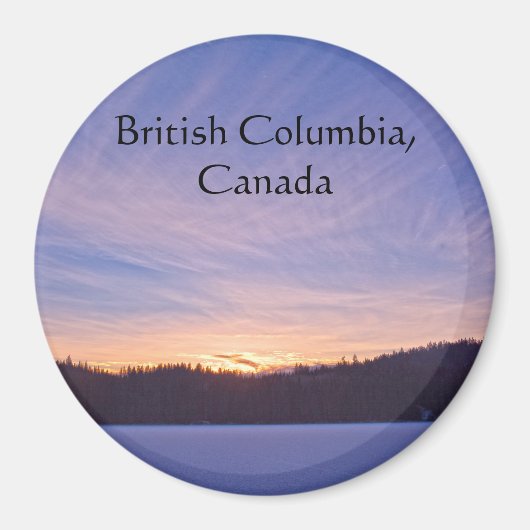 雪に覆われた冬の湖と木の上の夕日 マグネット (正面)