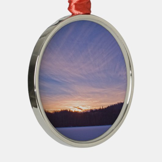 雪に覆われた冬の湖と木の上の夕日 メタルオーナメント (右)