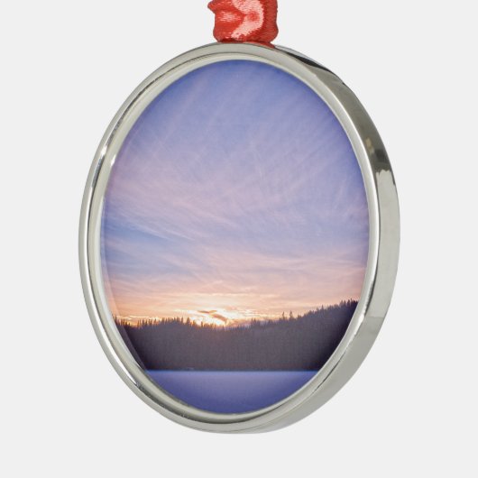 雪に覆われた冬の湖と木の上の夕日 メタルオーナメント (左)