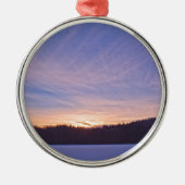 雪に覆われた冬の湖と木の上の夕日 メタルオーナメント (正面)