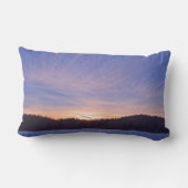 雪に覆われた冬の湖と木の上の夕日 ランバークッション (裏面)