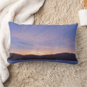 雪に覆われた冬の湖と木の上の夕日 ランバークッション (ブランケット)