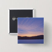 雪に覆われた冬の湖と木の上の夕日 缶バッジ (正面&裏面)