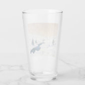 雪に覆われた冬の風景の中を流れる（クリスマスアート） タンブラーグラス (裏面)
