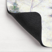 雪に覆われた冬の風景の中を流れる(クリスマスアート) マウスパッド (コーナー)