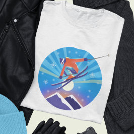 雪に覆われた夜空のスキーヤー Tシャツ