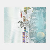 雪に覆われた家のある村の冬景色 フリースブランケット (正面(横))