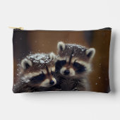 雪に覆われた小さなアライグマたち アクセサリーポーチ (正面)