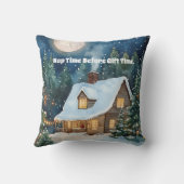 雪に覆われた居心地の良いクリスマスコテージ クッション (裏面)
