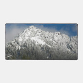 雪に覆われた山と森林の風景 デスクマット (正面)