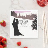 雪に覆われた山の冬の結婚式でカップルを迎える スタンダードランチョンナプキン (インサイチュ)